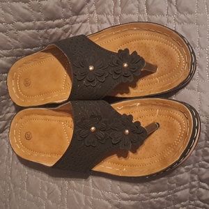 Black Flower Sandals NWOT sz 7
